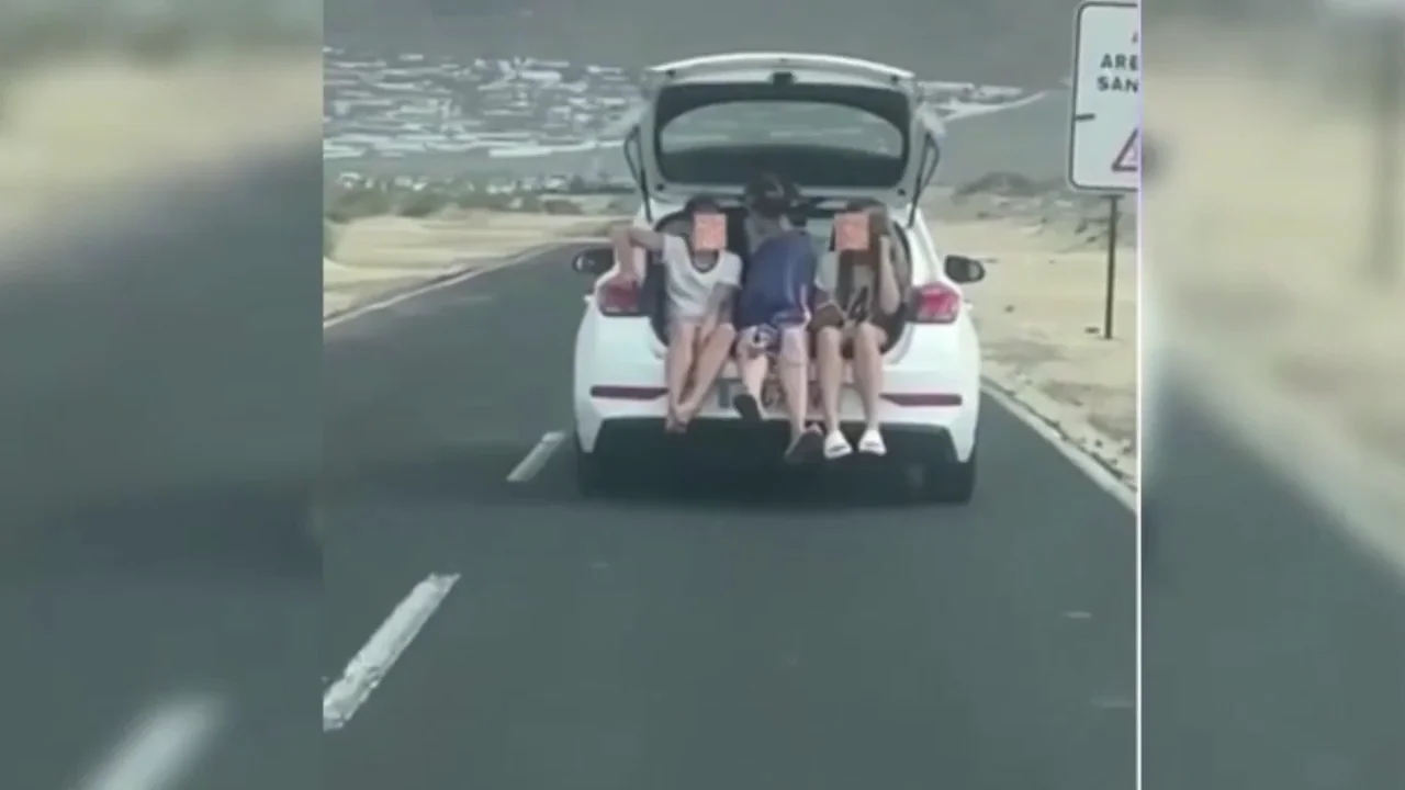 Tres jóvenes viajan sentadas en el maletero en Lanzarote Tres jóvenes viajan sentadas en el maletero en Lanzarote
