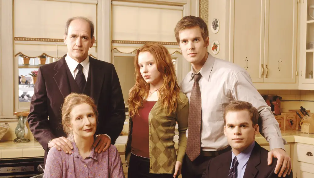Richard Jenkins, Frances Conroy, Lauren Ambrose, Peter Krause, Michael C. Hall en A Dos Metros Bajo Tierra (Six Feet Under) Richard Jenkins, Frances Conroy, Lauren Ambrose, Peter Krause, Michael C. Hall en A Dos Metros Bajo Tierra (Six Feet Under)