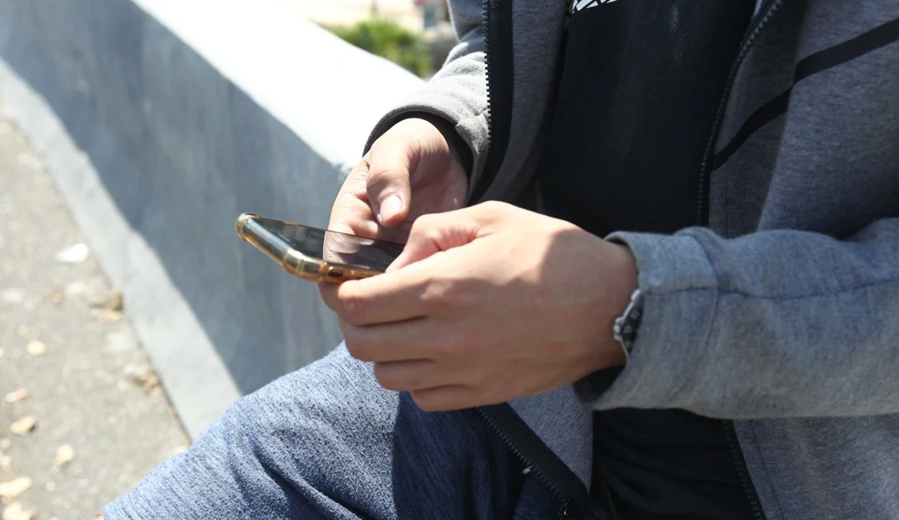 Un hombre con un teléfono móvil