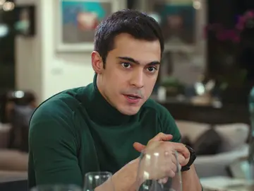 Ender y Kaya le proponen a Yiğit irse a Suiza a estudiar… ¡Y él acepta! Ender y Kaya le proponen a Yiğit irse a Suiza a estudiar… ¡Y él acepta!