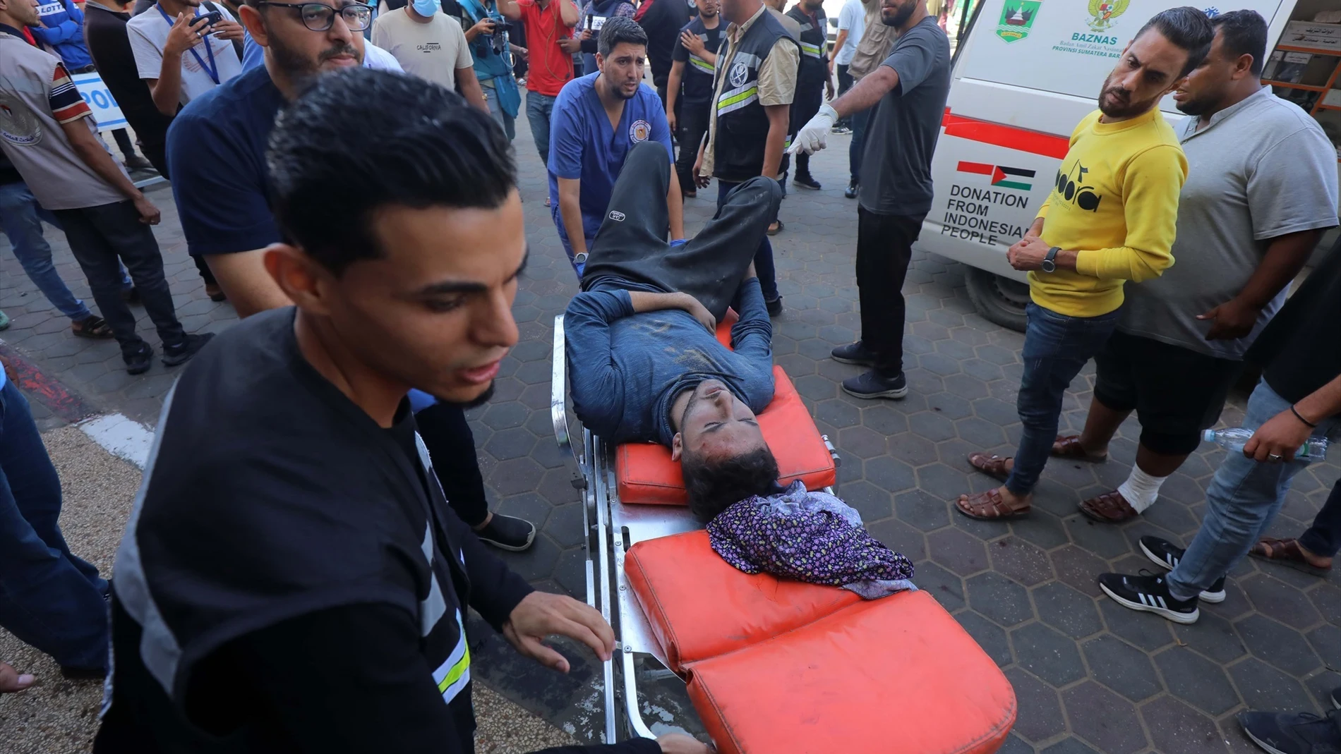 Heridos palestinos tras un nuevo ataque de Israel en Dair El-Balah, en el centro de la Franja de Gaza