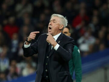 Carlo Ancelotti da instrucciones a sus jugadores en el partido ante el Braga