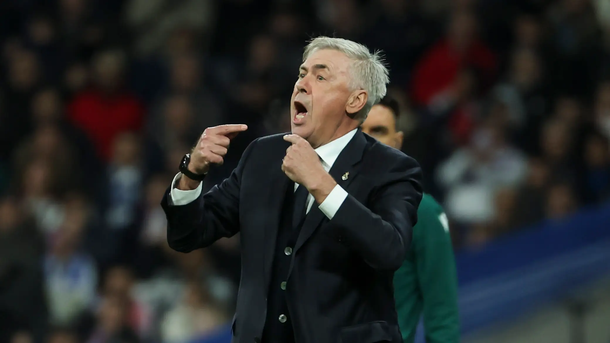Carlo Ancelotti da instrucciones a sus jugadores en el partido ante el Braga Carlo Ancelotti da instrucciones a sus jugadores en el partido ante el Braga
