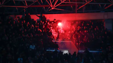 Aficionados del Benfica lanzan una bengala en el Real Arena