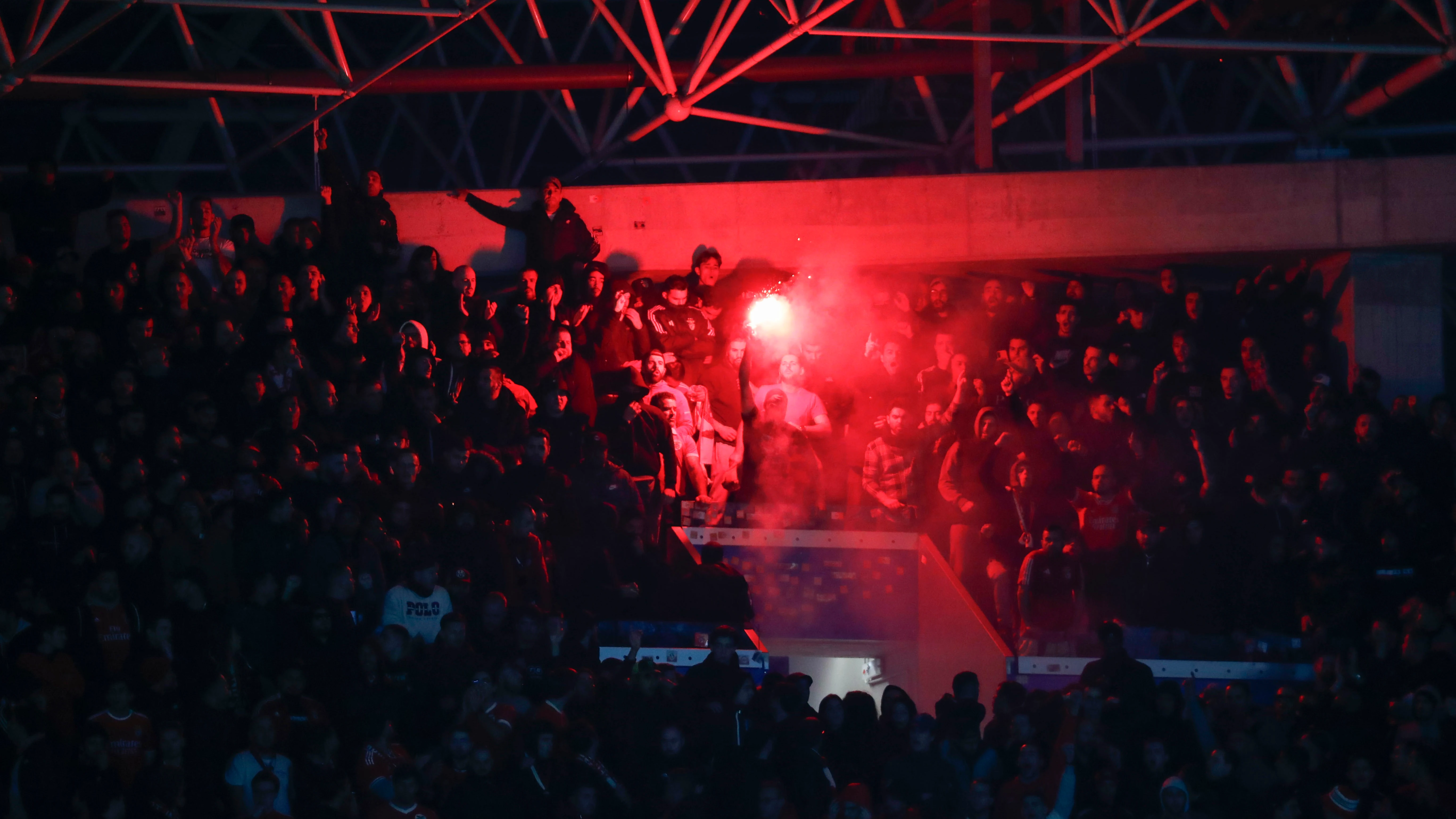 Aficionados del Benfica lanzan una bengala en el Real Arena Aficionados del Benfica lanzan una bengala en el Real Arena