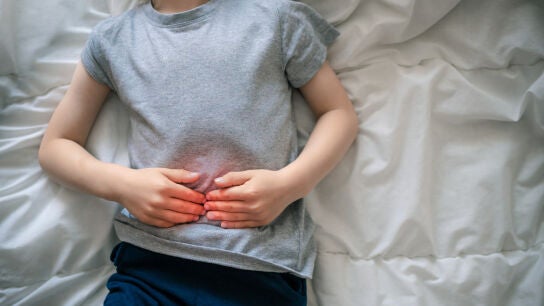 Un ni&ntilde;o con dolor de barriga