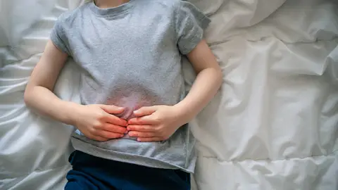 Un niño con dolor de barriga