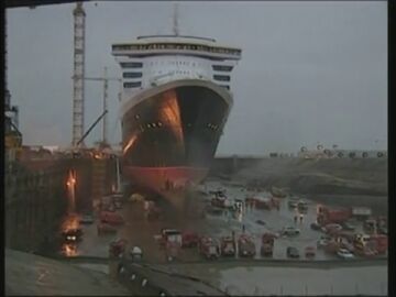 Efemérides de hoy 15 de noviembre de 2023: 15 muertos tras desprenderse pasarela del 'Queen Mary 2'