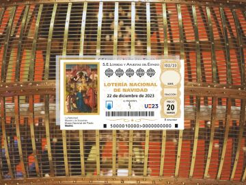 Imagen de un boleto y de un bombo en el que las bolas caen para dar comienzo al Sorteo Extraordinario de Navidad de 2022. Imagen de un boleto y de un bombo en el que las bolas caen para dar comienzo al Sorteo Extraordinario de Navidad de 2022.