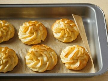 Galletas encima de papel de horno