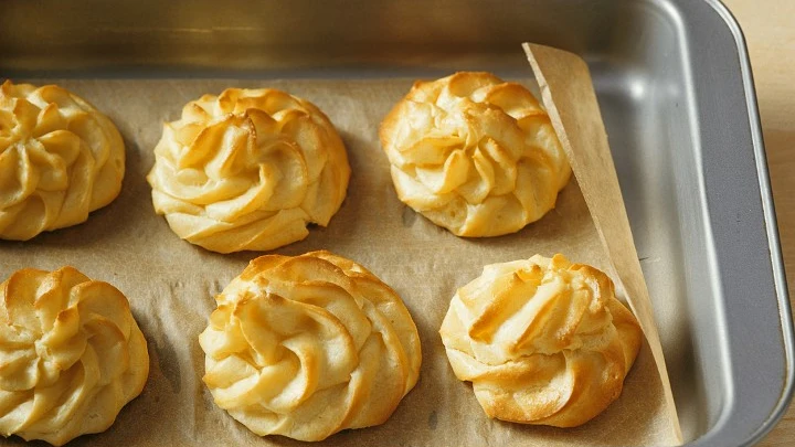 Galletas encima de papel de horno Galletas encima de papel de horno