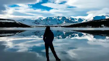 Foto de la silueta de una mujer frente a la montaña nevada en La Patagonia, Argentina.