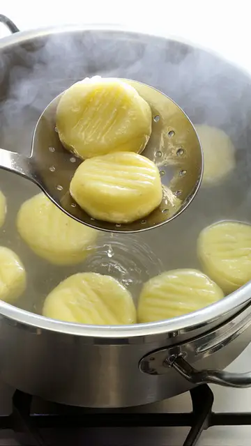 Patatas hirviendo en una olla Patatas hirviendo en una olla