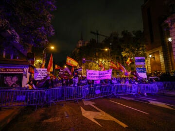 Manifestantes en la calle Ferraz, Madrid