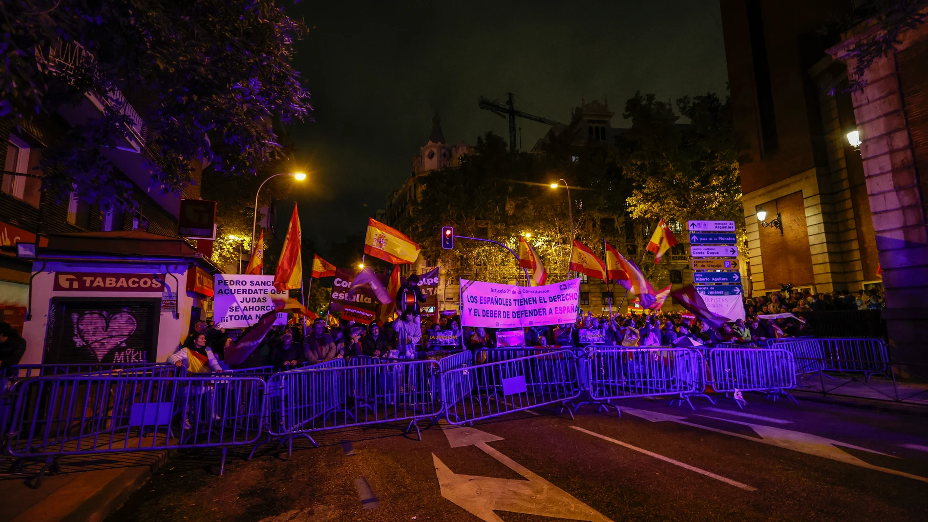 Manifestantes en la calle Ferraz, Madrid