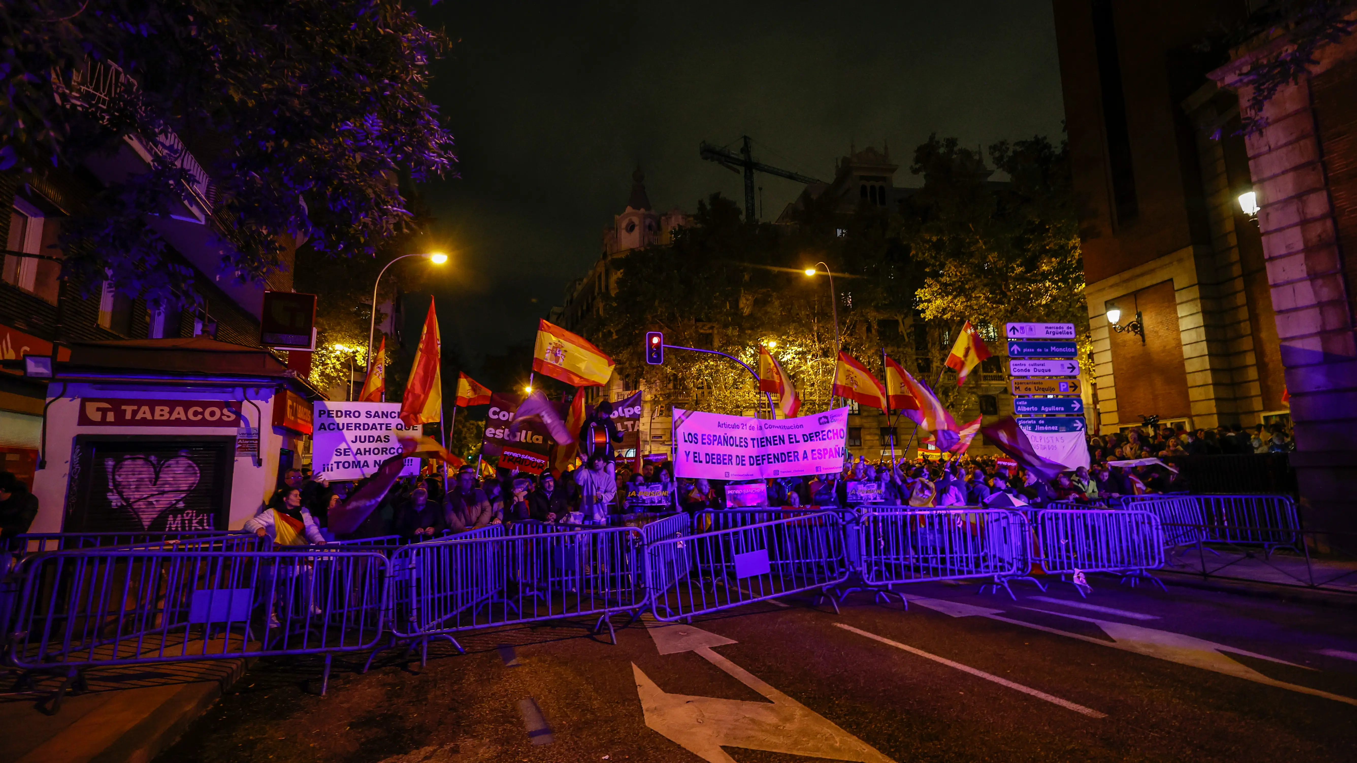 Manifestantes en la calle Ferraz, Madrid Manifestantes en la calle Ferraz, Madrid