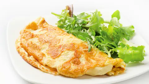 Tortilla a la francesa acompañada de ensalada Tortilla a la francesa acompañada de ensalada