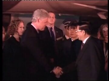 Efemérides de hoy 16 de noviembre de 2023: Clinton visita Vietnam