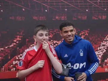 Jesús con un jugador del Nottingham Forest Jesús con un jugador del Nottingham Forest