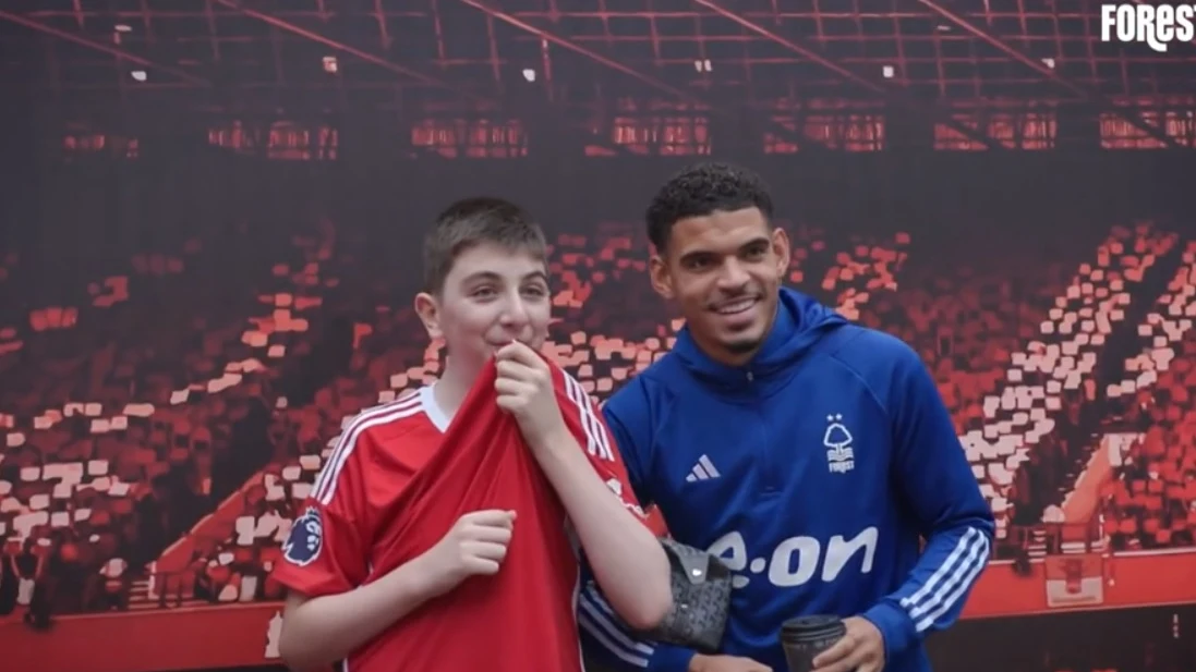 Jesús con un jugador del Nottingham Forest Jesús con un jugador del Nottingham Forest