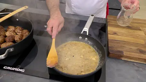 Añade vino y agua y deja que se cocine la salsa Añade vino y agua y deja que se cocine la salsa