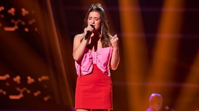 La dulzura de Elsa enamora con Aunque tu no lo sepas: “Eres la definición de que menos, es más” 