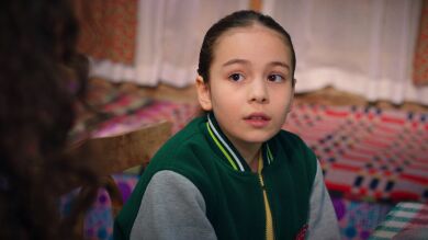 Esta noche en Hermanos…Emel, harta de que Asiye y Ömer no paren de discutir: “¡Parecéis dos niños pequeños!”