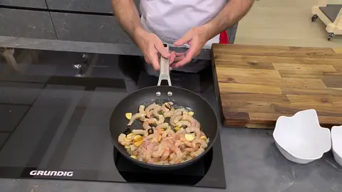 Cocina las gambas en el aceite Cocina las gambas en el aceite