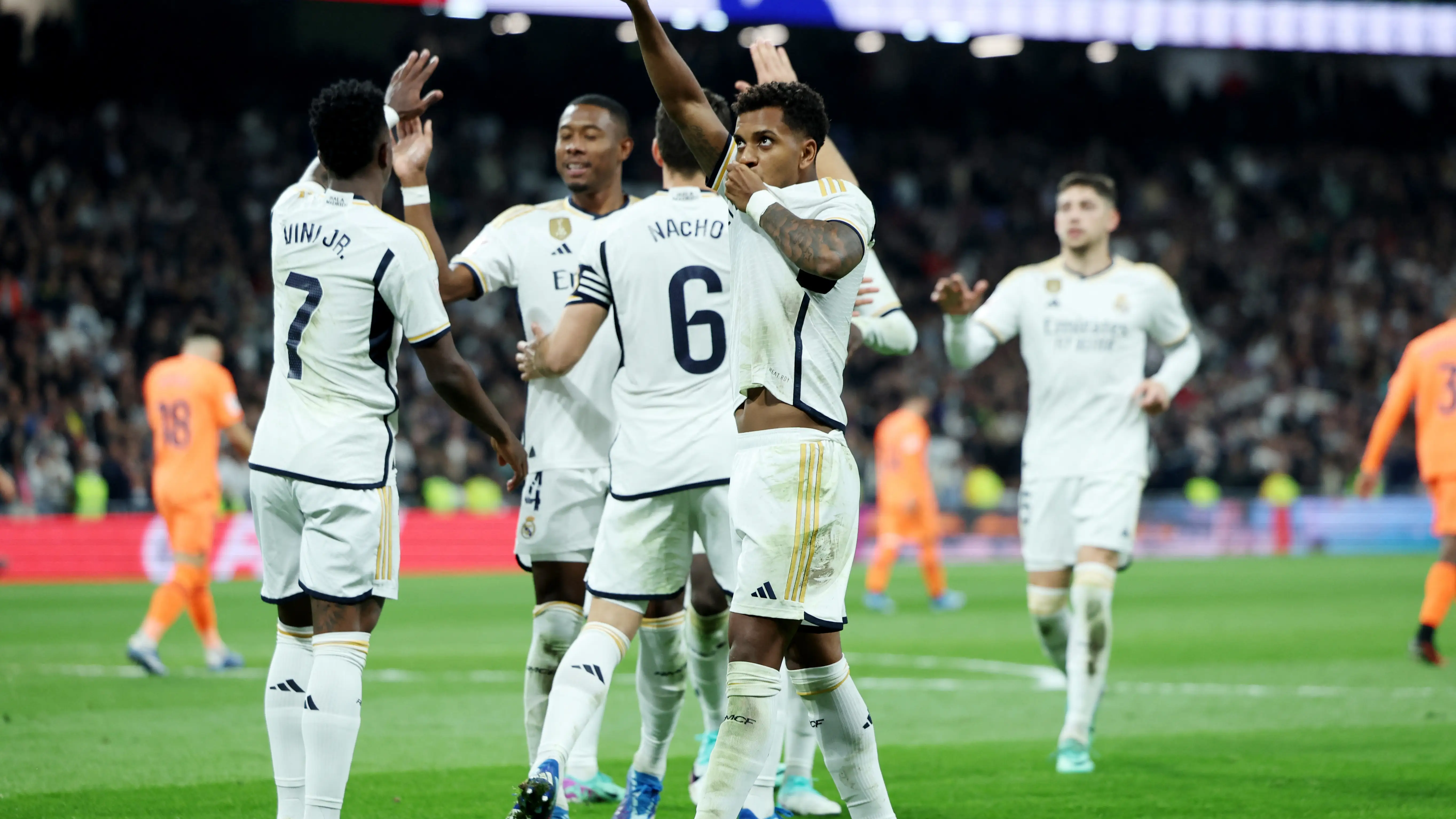 Rodrygo y Vin&iacute;cius celebran un gol ante el Valencia