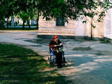 Imagen de una mujer en una silla de ruedas.