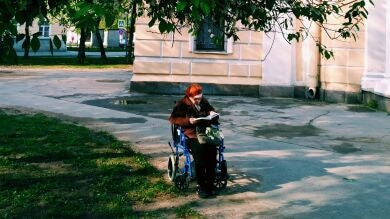 VÍDEO: Muere una mujer en silla de ruedas atropellada por un coche robado que huía de la Policía