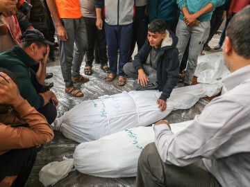 Territorios Palestinos, Rafah: Palestinos lloran cerca de los cuerpos de los líderes de Al-Qassam Muhammad Jumaa, Hassan Abdel-Al, y otros mártires en el Hospital Al-Najjar en Rafah.