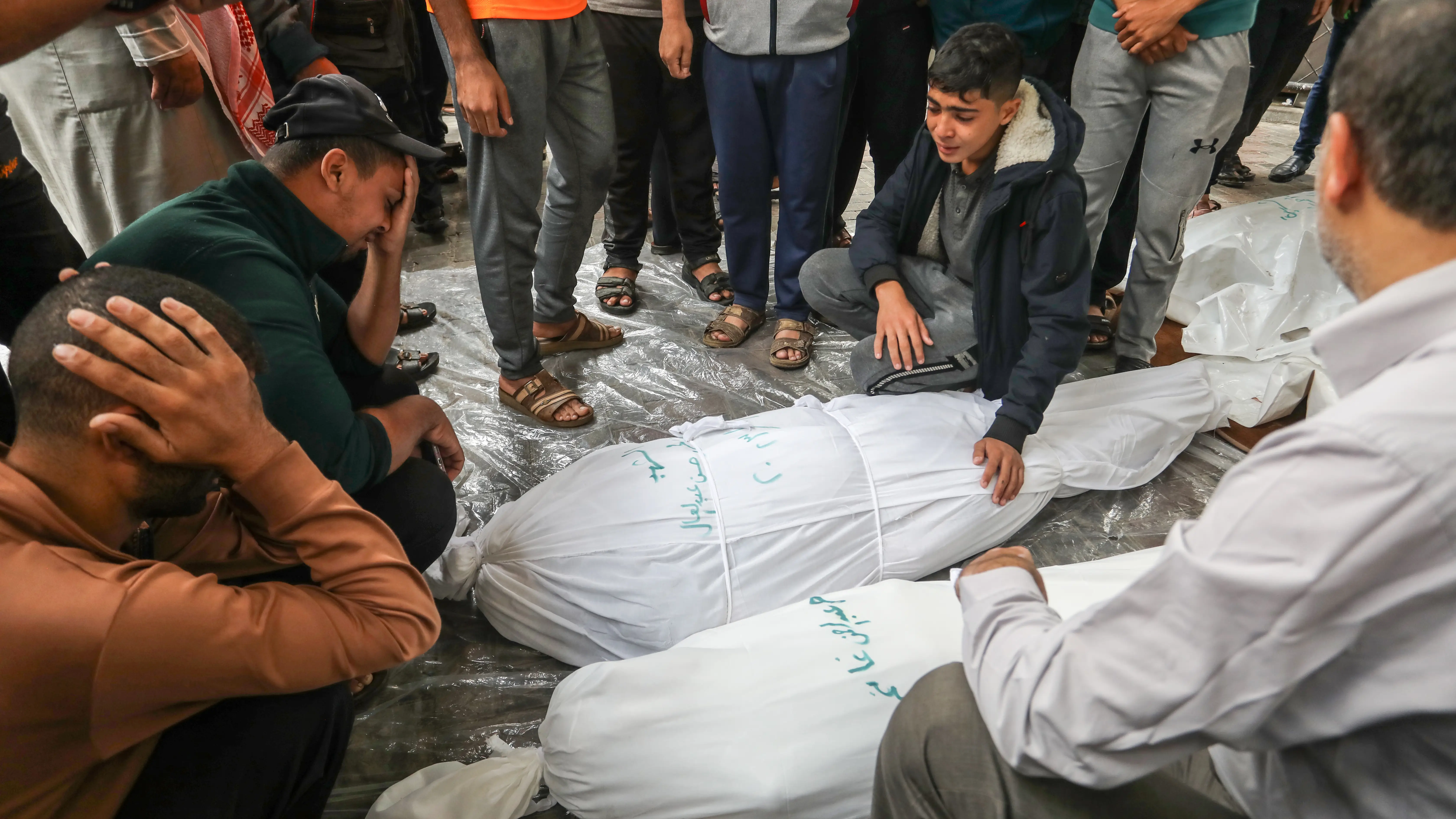 Territorios Palestinos, Rafah: Palestinos lloran cerca de los cuerpos de los líderes de Al-Qassam Muhammad Jumaa, Hassan Abdel-Al, y otros mártires en el Hospital Al-Najjar en Rafah. Territorios Palestinos, Rafah: Palestinos lloran cerca de los cuerpos de los líderes de Al-Qassam Muhammad Jumaa, Hassan Abdel-Al, y otros mártires en el Hospital Al-Najjar en Rafah.