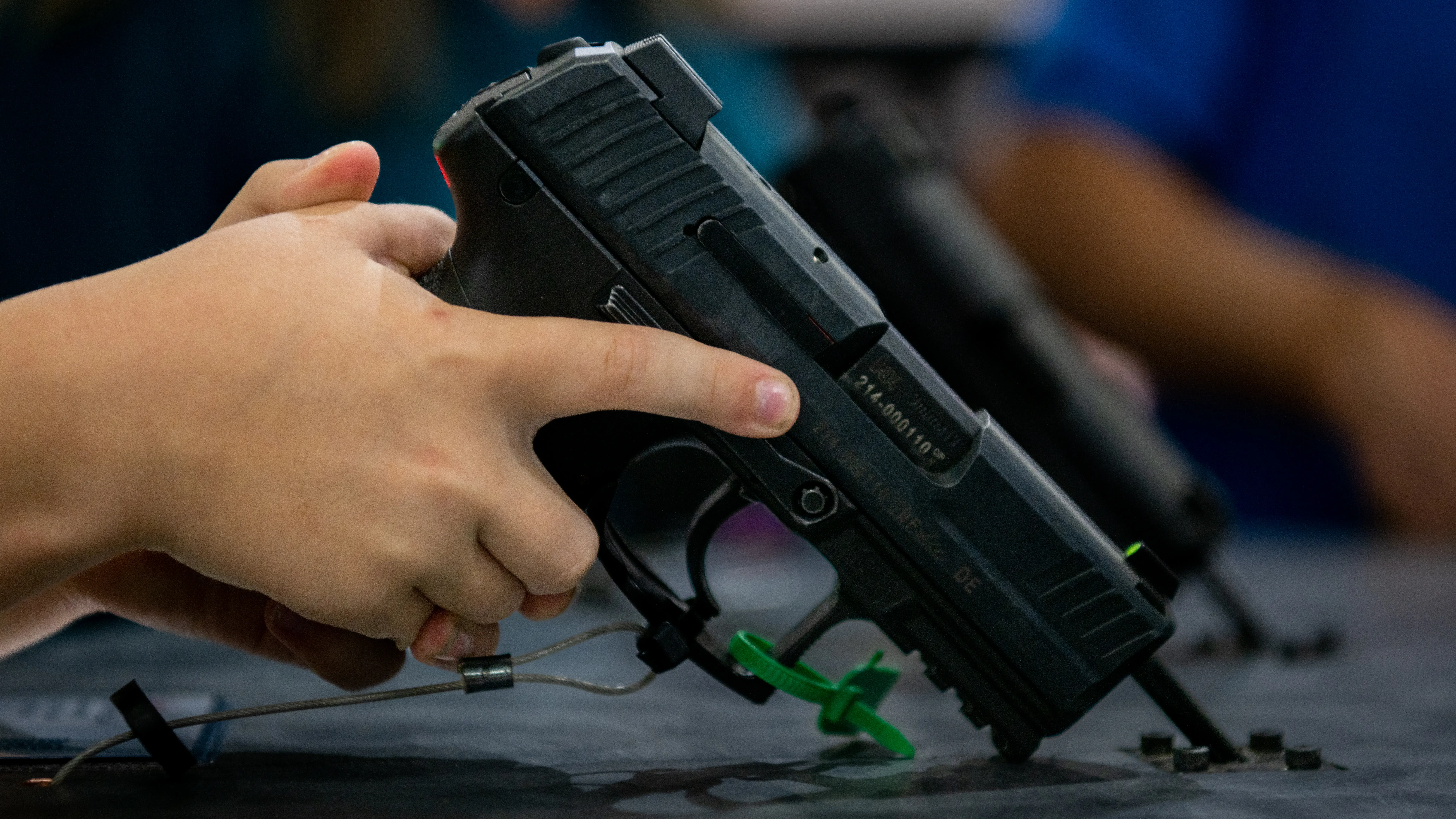 Un niño sujeta un arma Un niño sujeta un arma