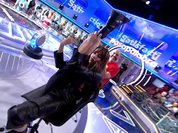 Roberto Leal trata de imitar a Almudena Cid: ¡parece Elastigirl bailando Satisfaction! Roberto Leal trata de imitar a Almudena Cid: ¡parece Elastigirl bailando Satisfaction!