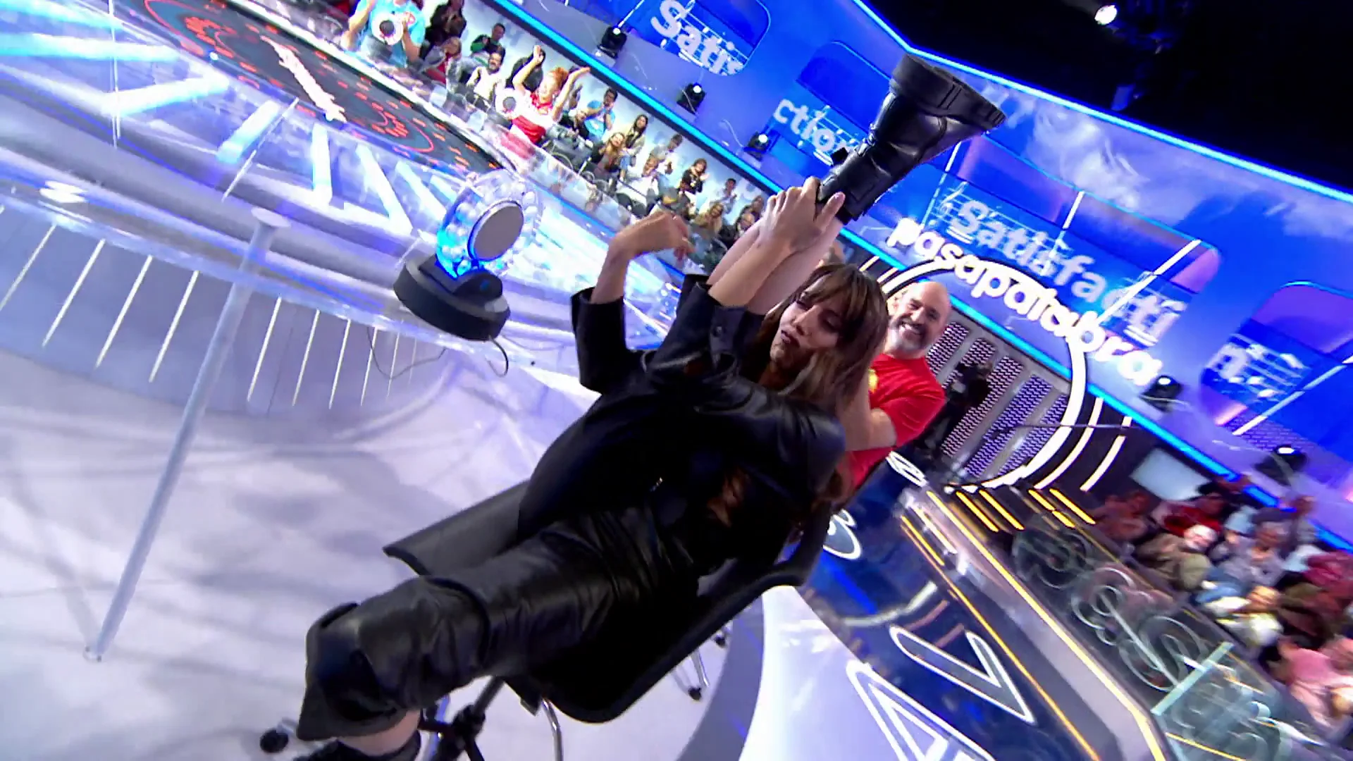 Roberto Leal trata de imitar a Almudena Cid: ¡parece Elastigirl bailando Satisfaction! Roberto Leal trata de imitar a Almudena Cid: ¡parece Elastigirl bailando Satisfaction!