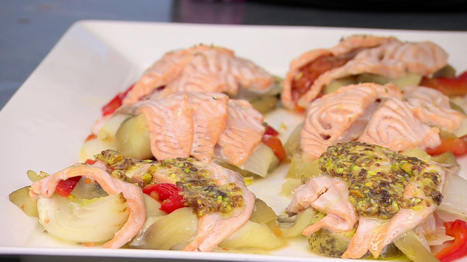 Un bocado delicioso: receta de escalivada con salmón asado