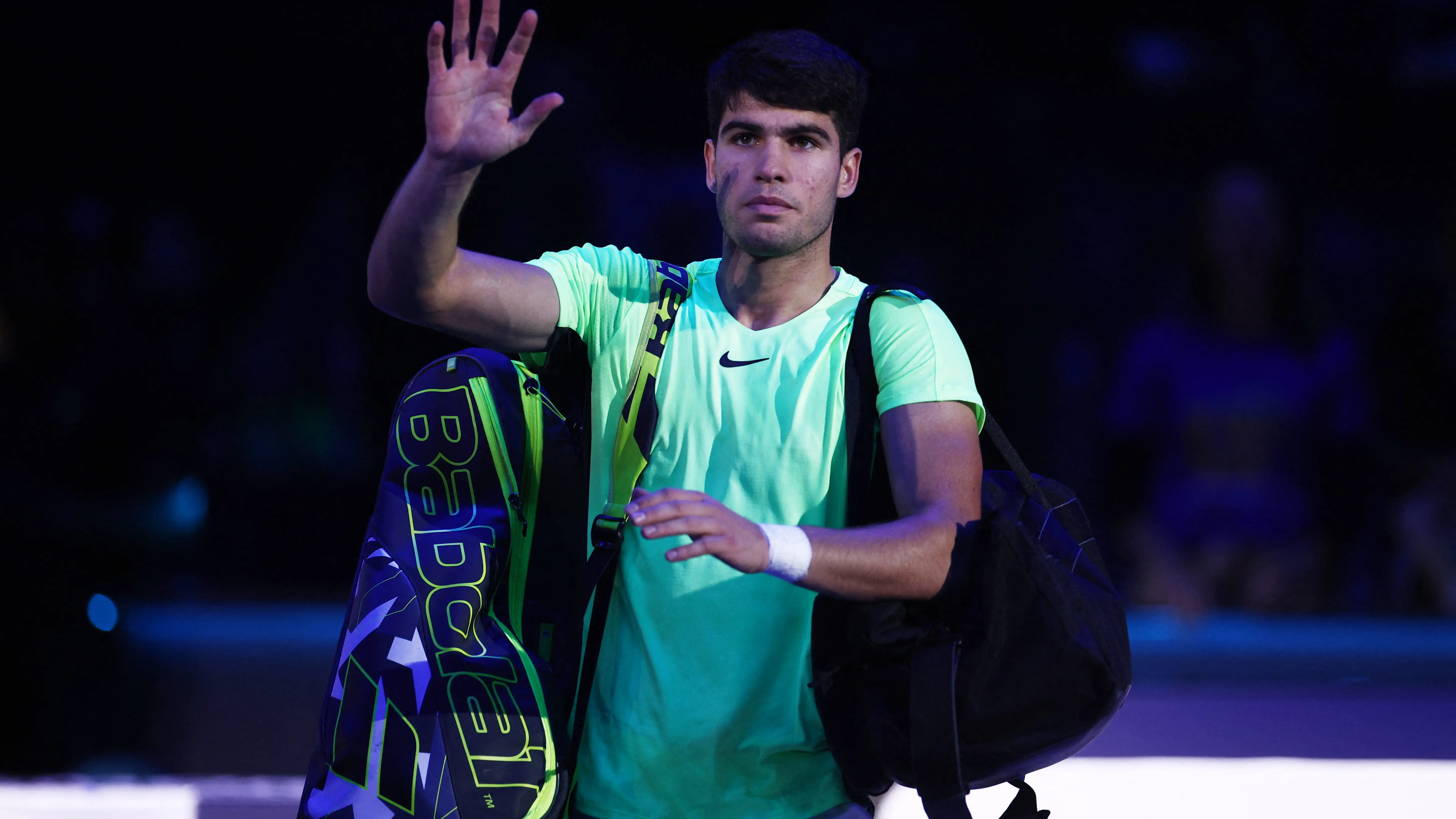 Carlos Alcaraz saluda al público tras su derrota ante Zverev en las ATP Finals 2023 Carlos Alcaraz saluda al público tras su derrota ante Zverev en las ATP Finals 2023