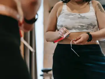 Mujer con un centímetro Mujer con un centímetro