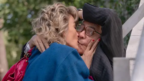 Un giro inesperado en plena investigación: Silvia besa a Quintero para evitar ser descubiertos Un giro inesperado en plena investigación: Silvia besa a Quintero para evitar ser descubiertos