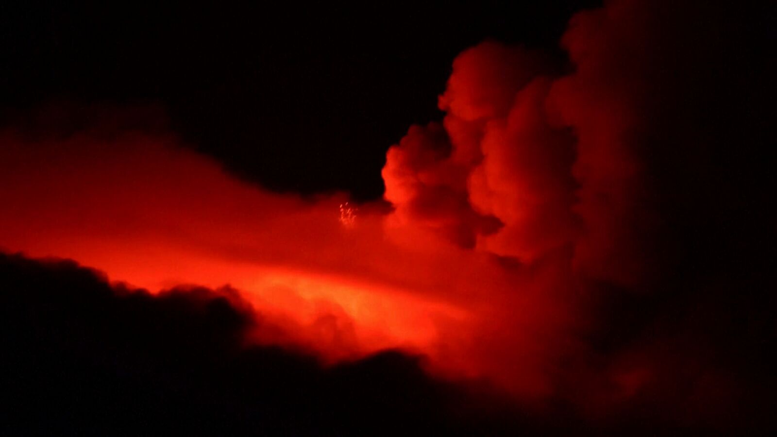 Video: El volcán Etna expulsa lava y cenizas a más de 4,5 kilómetros