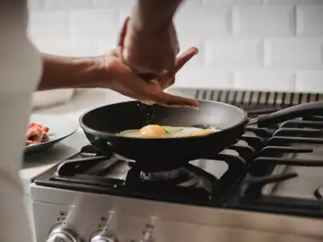 Huevo frito en una sartén Huevo frito en una sartén