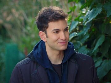 Tolga, emocionado al creer que Akif ha conseguido convencer al hermano de Zehra: "Ya no tendr&aacute;s que casarte"