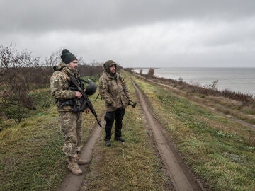 Soldados del Ejército de Ucrania a orillas del río Dniéper.
