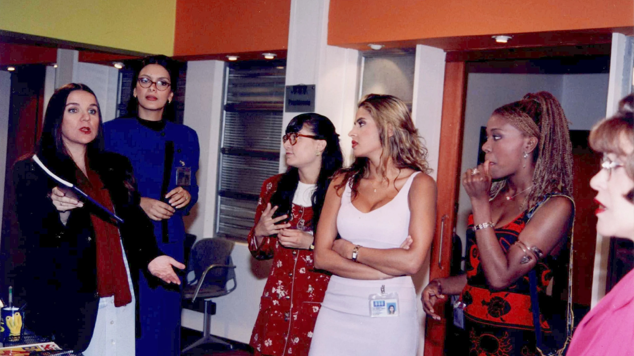 Las actrices del cuartel de las feas en la telenovela, Betty, la fea