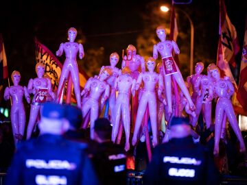 Manifestantes con muñecas hinchables en Ferraz