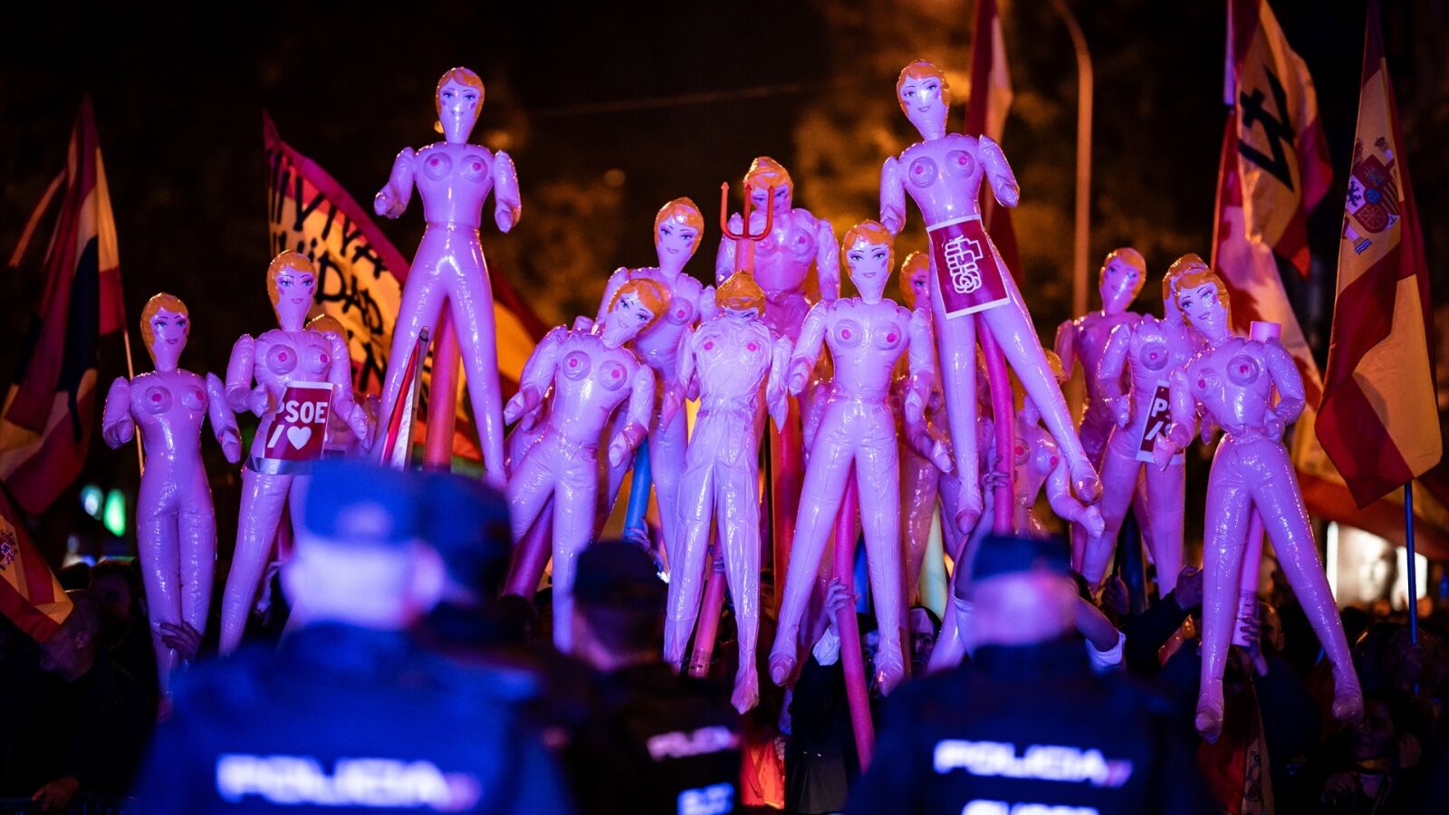 Protestas de Ferraz con muñecas hinchables en la noche previa a la investidura: 