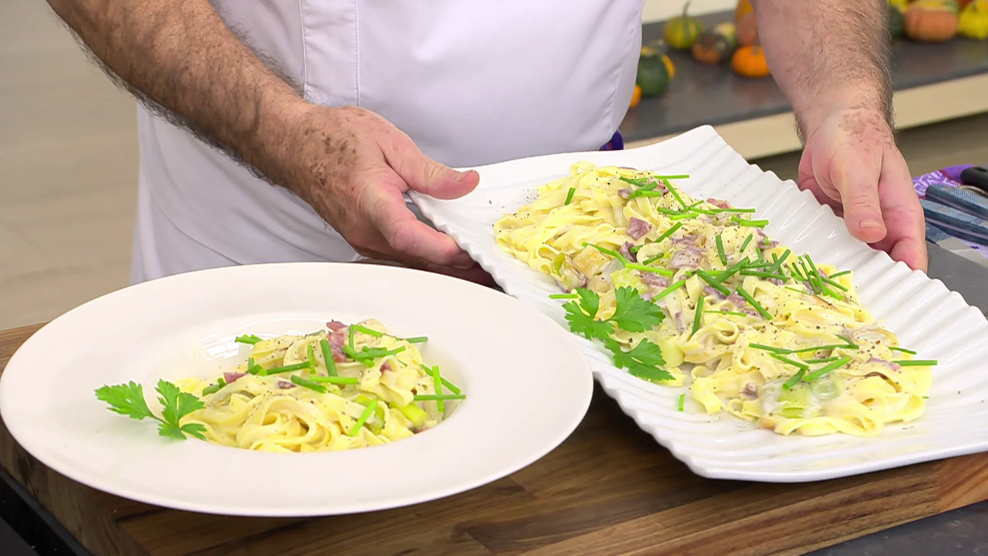 Tallarines frescos con puerros y jamón, una receta muy completa de Karlos Arguiñano Tallarines frescos con puerros y jamón, una receta muy completa de Karlos Arguiñano