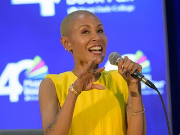 Jada Pinkett Smith hablando sobre sus memorias, Worthy, en Miami Book Fair en Florida Jada Pinkett Smith hablando sobre sus memorias, Worthy, en Miami Book Fair en Florida