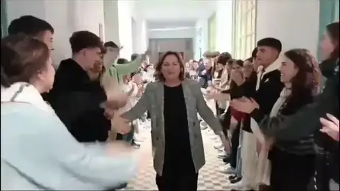 El vídeo de la emotiva despedida a la profesora El vídeo de la emotiva despedida a la profesora
